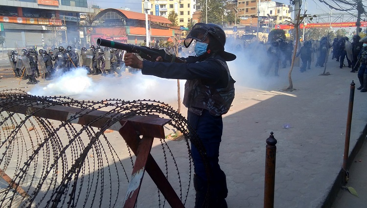 नयाँ बानेश्वर क्षेत्र तनावग्रस्त, प्रदर्शनकारी र प्रहरीबीच झडप