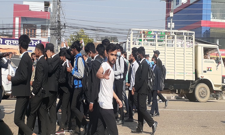 एमसीसी अनुमोदनको विरोधमा महोत्तरीका विद्यार्थी आन्दोलित