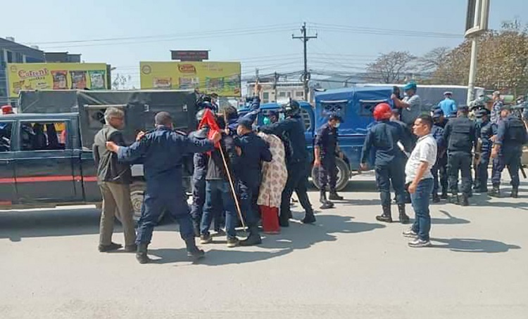यातायात बन्द गराउँदै हिँडेका १७ जना पक्राउ