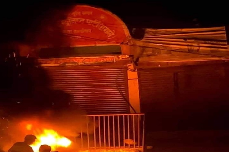 सुर्खेतमा बन्दकर्ताद्धारा एमाले पार्टी कार्यालयमा आगजनी, काँग्रेस,माओवादी कार्यालय तोडफोड