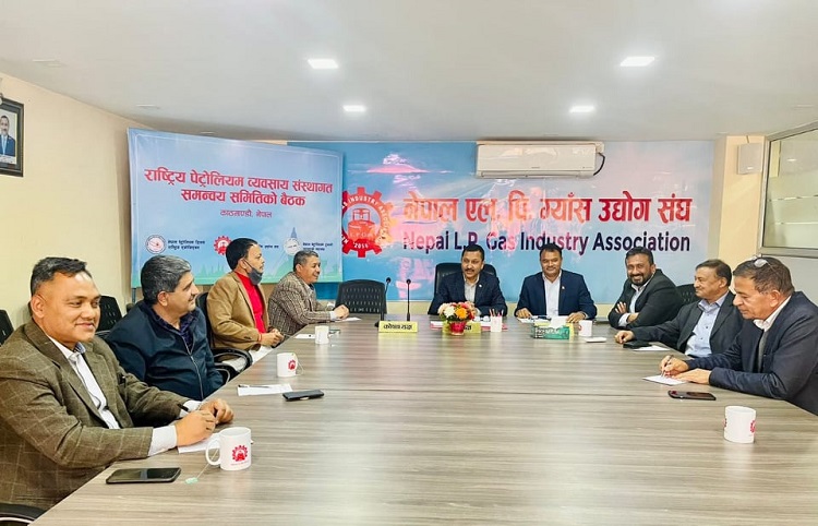 पेट्रोलियम व्यवसायीहरुद्वारा संस्थागत माग पूरा गर्न सामूहिक दबाब