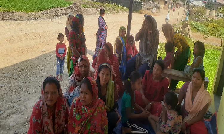 मौसमी र बेमौसमी खेतीले थारु महिलामा खुसी भर्दै