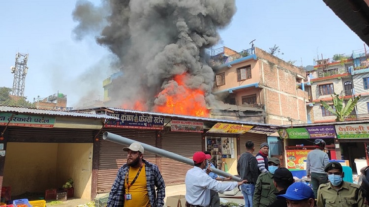 दमौली आगलागी अपडेट : सात घर जलेर नष्ट,  काठमाडौँबाट पानीसहित हेलिकप्टर जाँदै