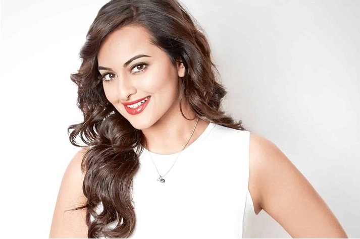 ठगी मुद्धामा बलिउड नायिका सोनाक्षी सिन्हाविरुद्ध वारेन्ट जारी