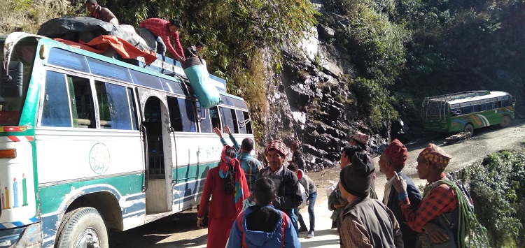 ग्रामीण सडकमा यातायात : गाउँ जाँदा खचाखच,फर्किदा रित्तै