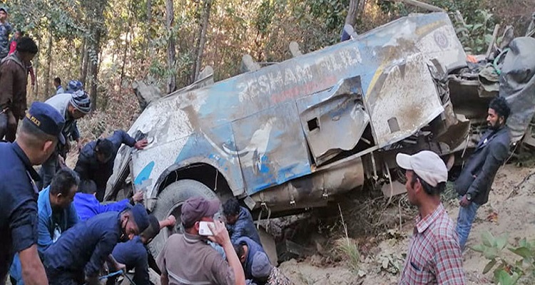 संखुवासभामा बस दुर्घटना हुँदा  १४ जनाकाे मृत्यु
