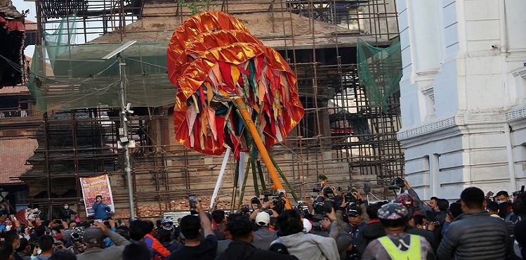 फागु पर्व सुरु, वसन्तपुरमा ठड्याइयो चीर (तस्बिरहरु)