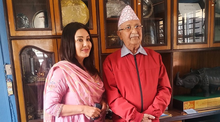 नायिका करिश्मा मानन्धर एमाले प्रवेश गर्दै