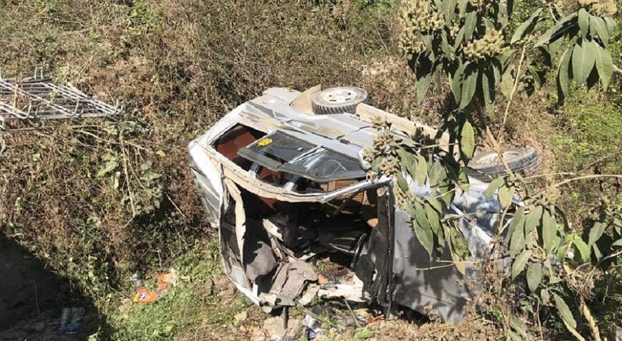 बससँग ठोक्किएर सुमो पल्टिदा ३ जनाको मृत्यु