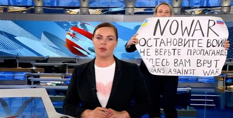रुसको सरकारी टिभीकी सम्पादकले लाइभ समाचारमै युद्धको विरोध गरेपछि…
