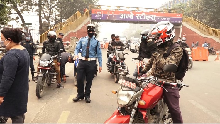 होलीमा ट्राफिक चेकिङ : नियम उल्लङ्घन गर्ने मोटरसाइकलसहित गाडी होल्डमा