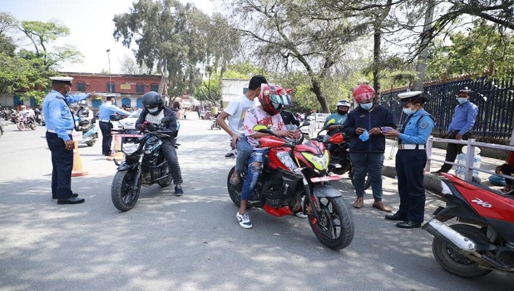 उपत्यकामा ट्राफिक चेकजाँच कडा (फोटोफिचर)