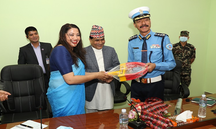 शहरी विकास मन्त्री झाँक्रीबाट ट्राफिक प्रहरीलाई ट्राफिक व्यवस्थापनका उपकरणहरू हस्तान्तरण