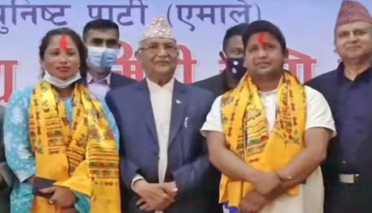 कृष्णबहादुर महराका स्वकीय सचिव शर्माले गरे एमाले प्रवेश