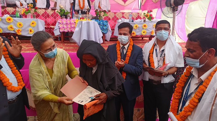 मन्त्री श्रेष्ठले बाँडिन् कपिलवस्तुका ८२ घरलाई लालपूर्जा