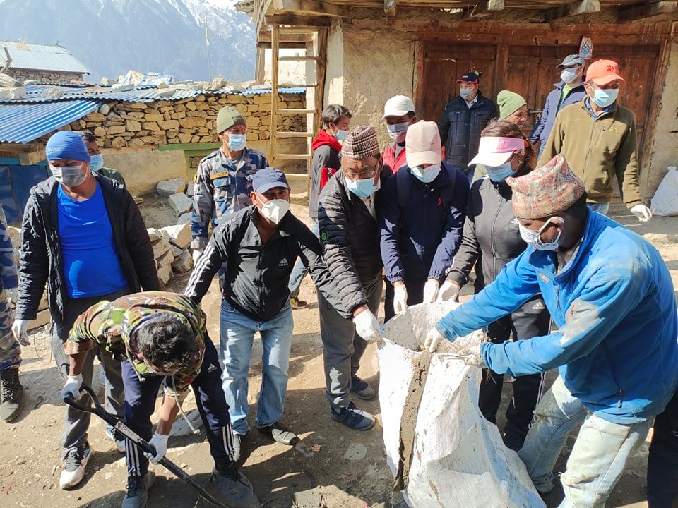 बजार सरसफाइमा जुटे, सरकारी तथा गैर सरकारी कार्यालयका कर्मचारी