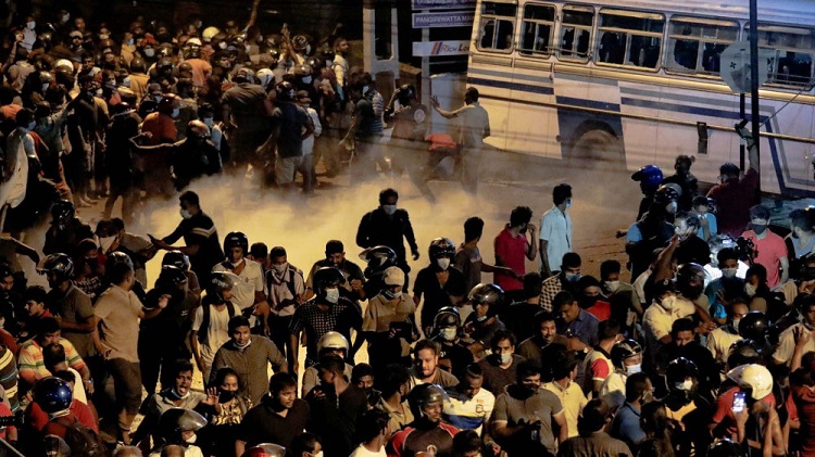 श्रीलंकामा संकटकाल : कर्फ्यूसँगै सामाजिक सञ्जालमाथि प्रतिबन्ध