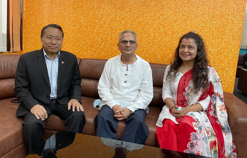 एयरपोर्टमा बाबुरामको  स्टाट्स ‘नलाऊ माया दुइतिर भन्नेहरु तीनतिर पो भइयोे’