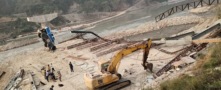 स्याङ्जामा निर्माणाधीन पुल भत्किँदा आठ जना घाइते, २ काे अवस्था गम्भीर