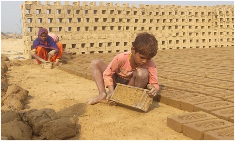 इँटा बनाउँदै स्कुले बालबालिका
