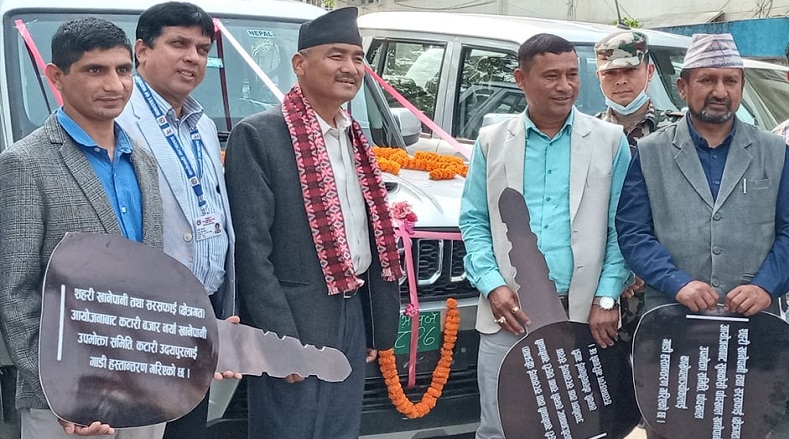 मन्त्री चौधरीद्वारा ११ वटा खानेपानीका उपभोक्ता समितिलाई सवारी वितरण