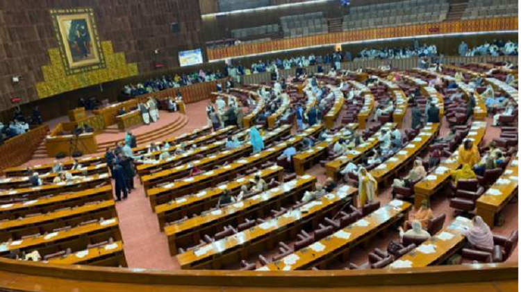 पाकिस्तानको संसद्ले सोमबार नयाँ प्रधानमन्त्री चयन गर्ने