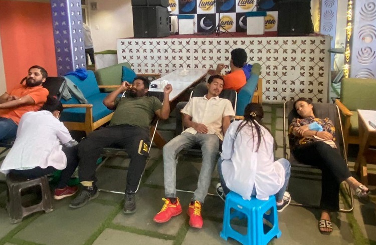 लुना रेस्टुरेन्टको वार्षिकोत्सवमा रक्तदान