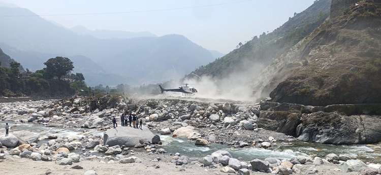 चुनावीसभालाई सम्बोधन गर्न एमाले अध्यक्ष ओली बझाङमा