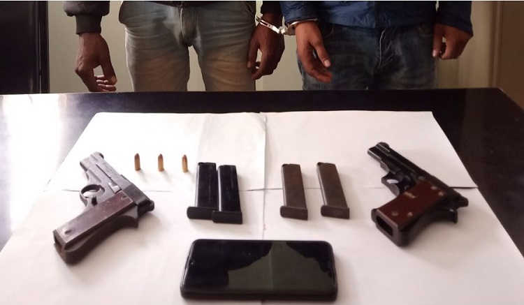 अटोमेटिक पेस्तोलसहित दुई जना पक्राउ