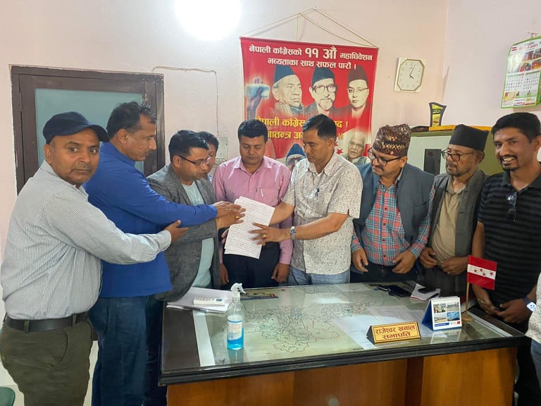 चितवनका कांग्रेस कार्यकर्ताको केन्द्रलाई दबाब