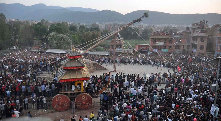 विस्केट जात्रामा आज साँंझ ५५ हात लामो लिङ्गो ठड्याइँदै