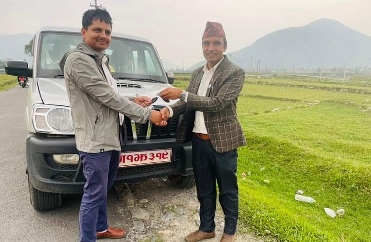 प्रशासकीय अधिकृतलाई गाउँपालिका अध्यक्ष चढ्ने गाडीको साँचो हस्तान्तरण
