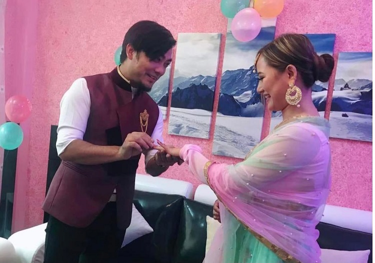 गायिका मेलिना राईको इङ्गेजमेन्ट