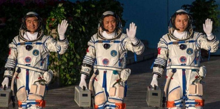 चीनको अन्तरिक्ष याात्रामा अर्को सफलता, तीन अन्तरिक्ष यात्री छ महिनापछि पृथ्वीमा अवतरण
