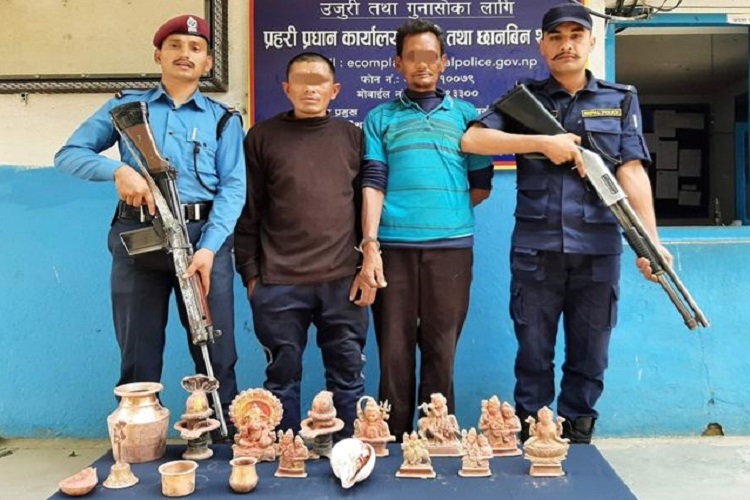 मन्दिरबाट चोरिएका मूर्तिहरू सहित दुई जना पक्राउ
