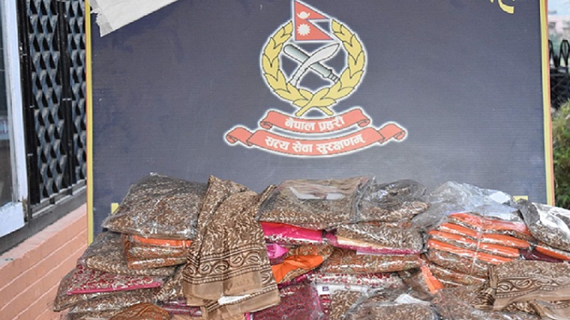 चन्द्रागिरिका वडाध्यक्षले बाँड्न लागेका ११० थान साडी बरामद