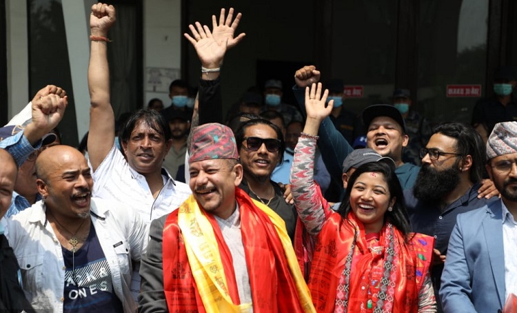 एमालेबाट काठमाडौं मेयरमा स्थापित र उपमेयरमा डंगोलको उम्मेदवारी दर्ता