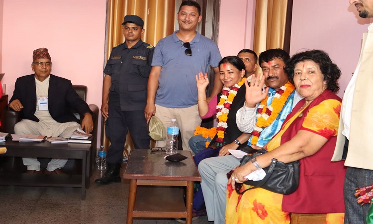 भरतपुर मेयरमा प्रचण्डकी छाेरी रेणु दाहालले दर्ता गरिन् उम्मेदवारी