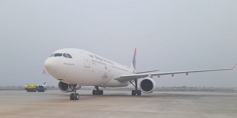 गौतमबुद्ध विमानस्थलमा नेपाल एयरलाइन्सको वाइडबडी जहाज रनवेमा रोकियो