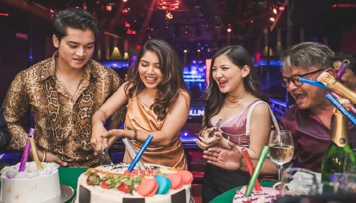 प्रेमी युद्ध बानियाँका साथ अभिनेत्री पुजा शर्मा