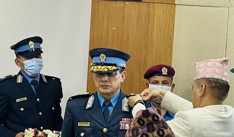 नवनियुक्त प्रहरी महानिरीक्षक धिरजप्रताप सिंहले लगाए फुली