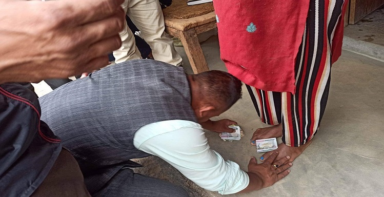 चुनावी फण्डा : पाउमा पैसा राखेर ढोगेको तस्बिर सामाजिक सञ्जालमा भाइरल