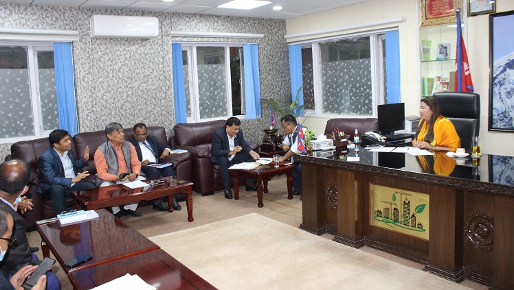 निर्माण व्यवसायीका समस्या समाधान गर्न गम्भीर छौं : मन्त्री झाँक्री