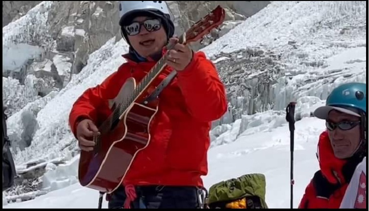 सगरमाथामा गायक राजु लामाको एकल सांगितिक कार्यक्रम