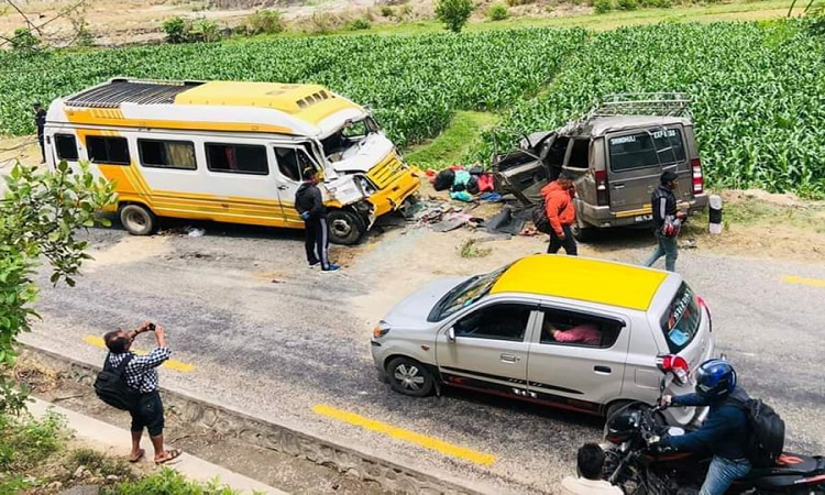 बिपी राजमार्गमा मिनी बस र टाटा सुमो एक आपसमा ठोक्किंदा ५ जनाको मृत्यु