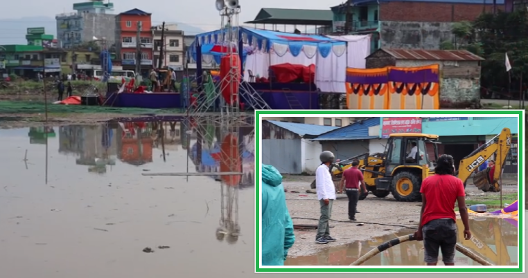 डुबानमा परेको आमसभास्थलको पानी भ्याकुम लगाएर निकालिँदै