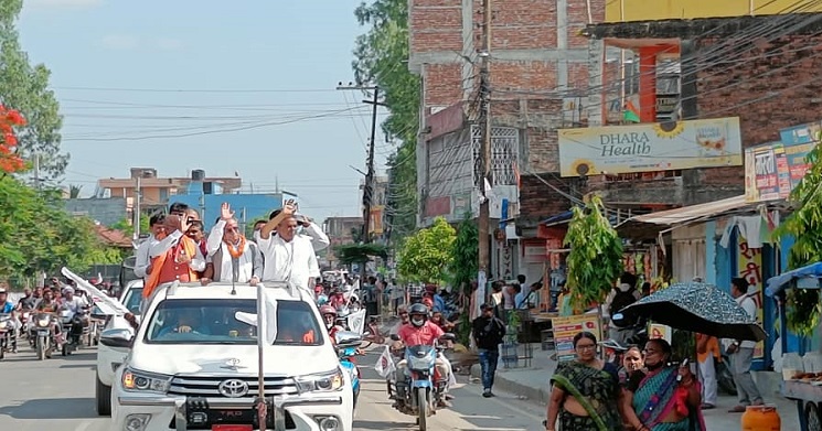 जनकपुरको सडकमा हात हल्लाउदै देखिए प्रचण्ड
