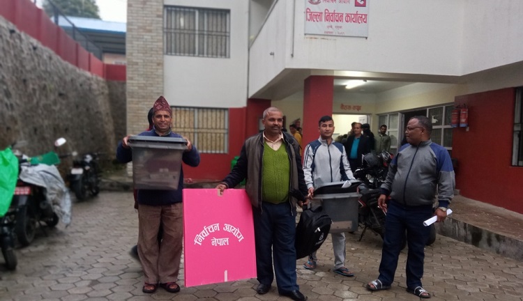 निर्वाचन सामग्रीसहित मतदान अधिकृतको टोली पैदलै लाङटाङ प्रस्थान