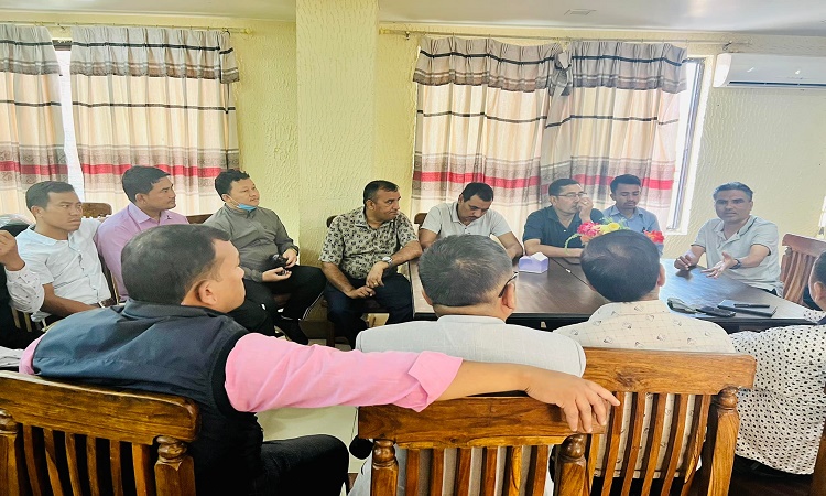 आचारसंहिता उल्लंघन गर्दै सांसद खड्का, मौन अवधिमा शिक्षकहरूसँग छलफल