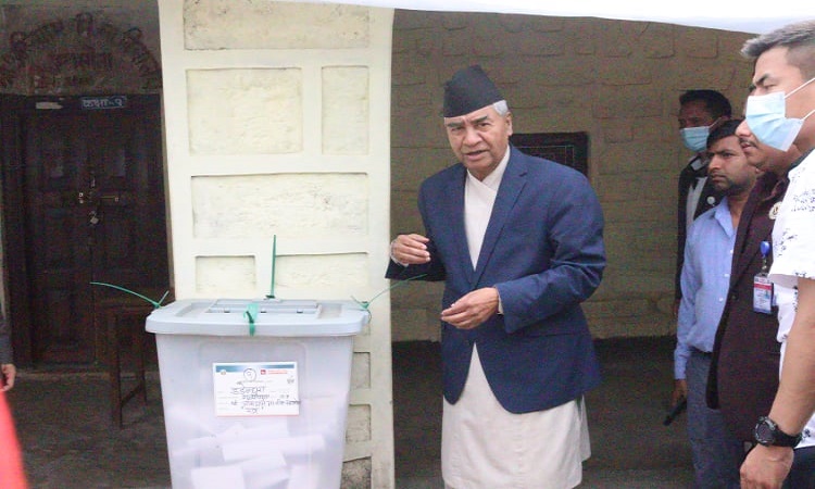 प्रधानमन्त्री देउवाले गरे डडेल्धुराबाट मतदान